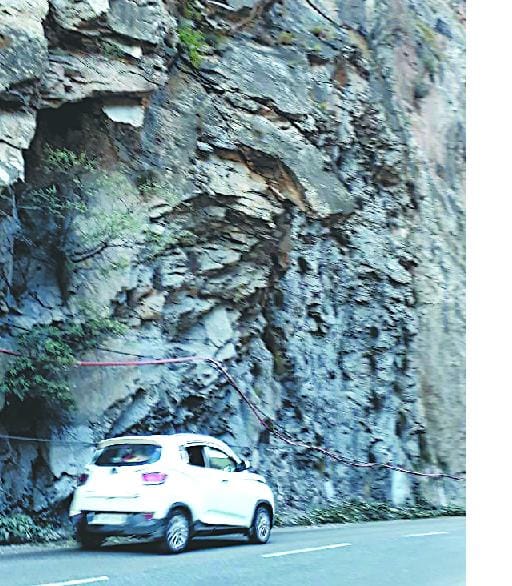 मंडी से औट तक एनएच पर दरकते पहाड़ कहर बरपाने को तैयार