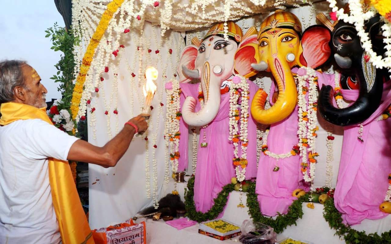Devotee worship to god jagannath in varanasi