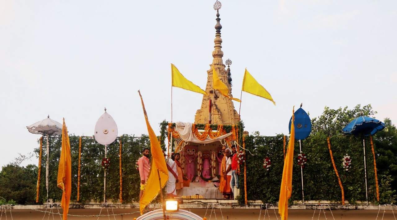 Devotee worship to god jagannath in varanasi