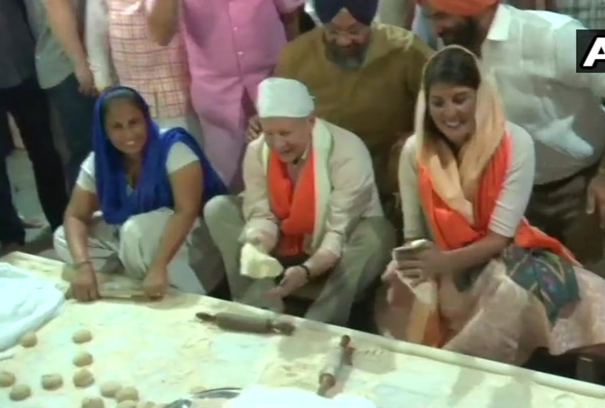 US Ambassador to United Nations Nikki Haley prepared food for the langar at Gurudwara Sis Ganj Sahib