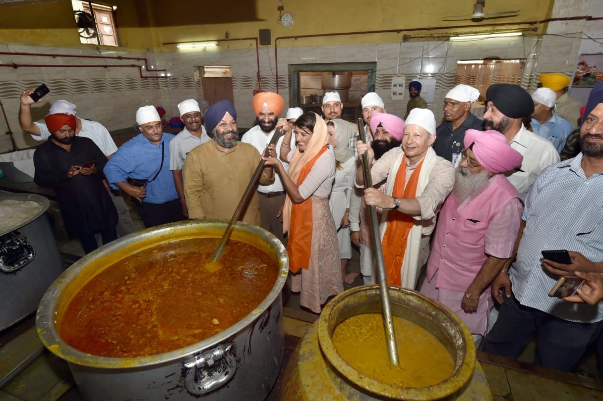 US ambassador to the UN nikki haley visits Gurudwara Sis Ganj Sahib in Delhi