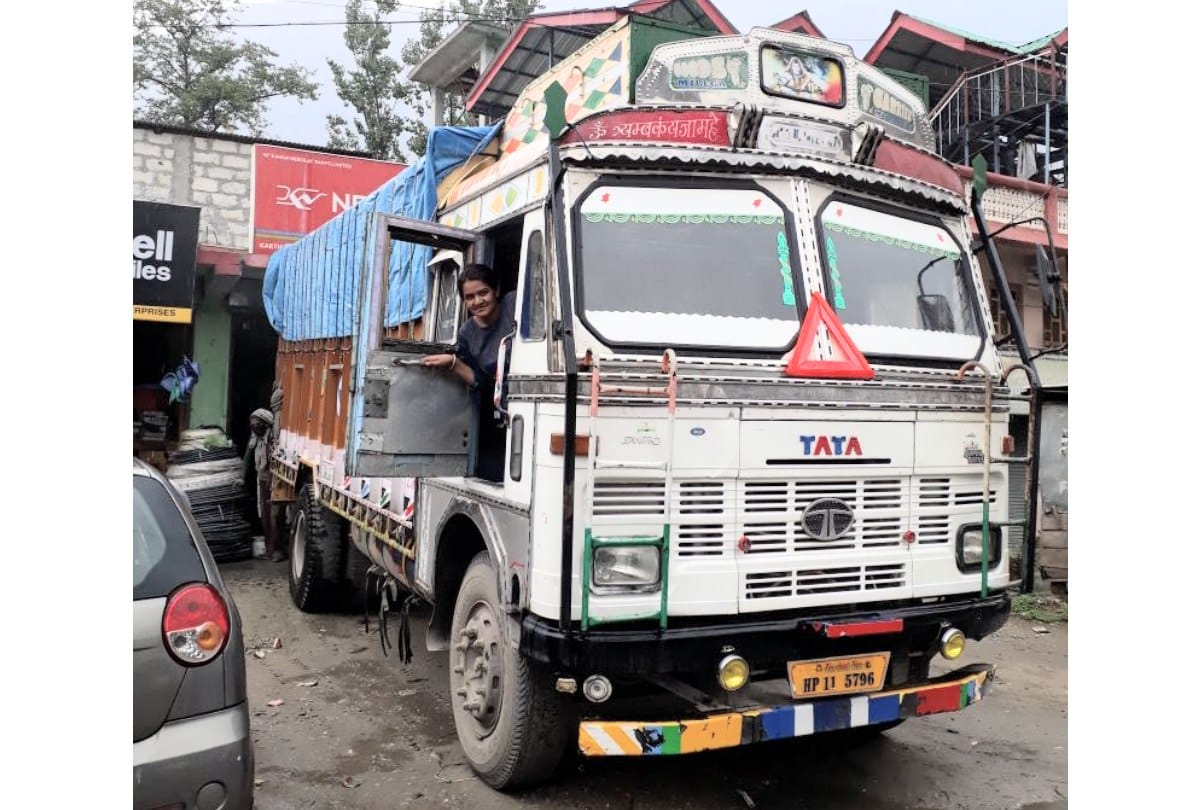 Neel Kamal Lady Truck Driver at 13050 feet altitude of Rohtang Pass Himachal Pradesh