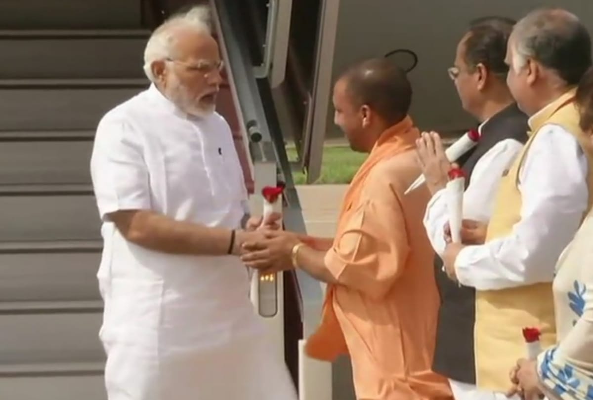 PM modi arrives at lucknow airport