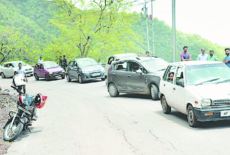 भारी बारिश से सिरमौर में आधा दर्जन सड़कें बंद