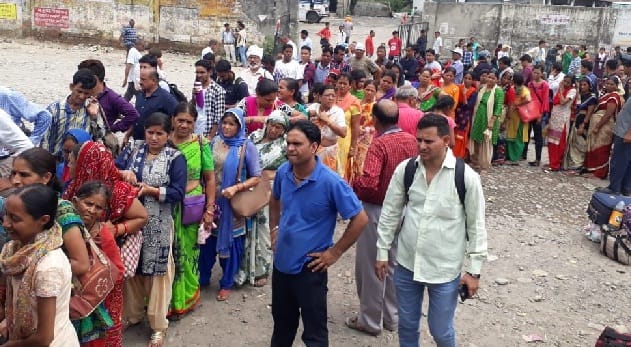 रोडवेज परिसर में उमड़ी यात्रियों की भीड़