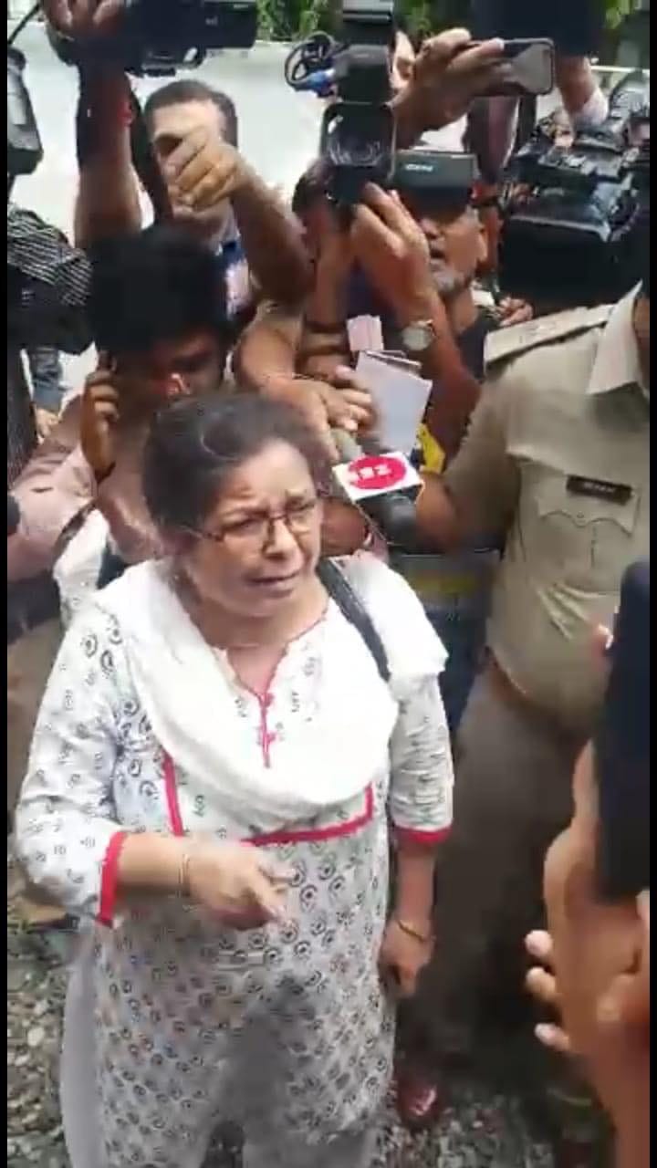 primary teacher abused uttarakhand cm in dehradun janta darbar 