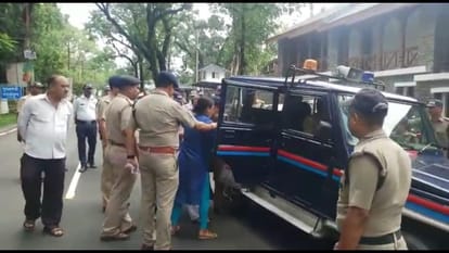 primary teacher abused uttarakhand cm in dehradun janta darbar 