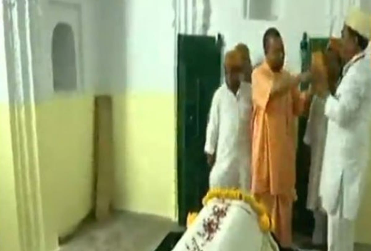 Yogi Adityanath did not wear Muslim cap on saint Kabir Mazar which stirs controversy