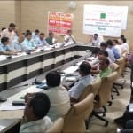 कलेक्ट्रेट पर पोषण मिशन की बैठक में मौजूद डीएम और अधिकारी।