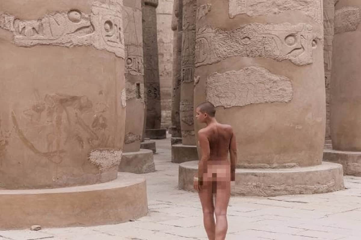 Marisa Papen naked photoshoot in front of sacred Wailing Wall