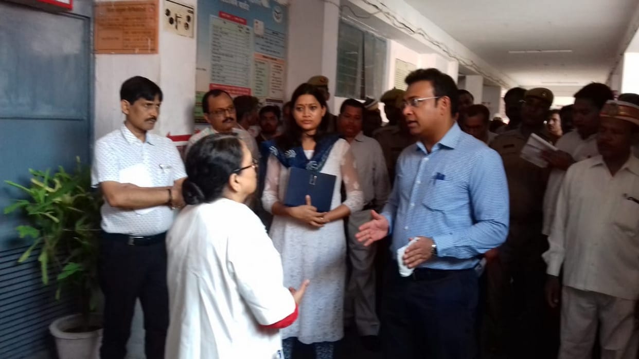 वार्ड में मिली गंदगी, बेडों पर नहीं थी चादर