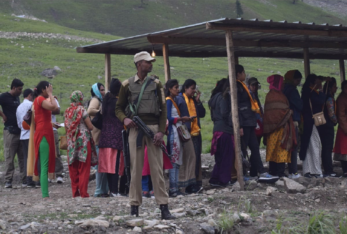 Amarnath yatra-1007 pilgrims visit in worst weather, heavy rain and snowfall near the holy cave