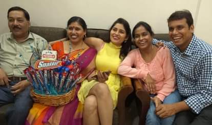 परिजनों के साथ बबिता त्रिपाठी