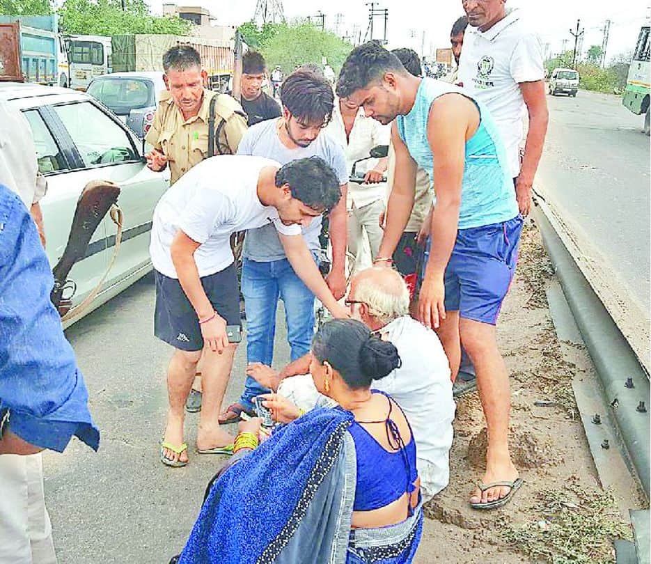 mathura many people wounded by battle between the two bull on NH-2