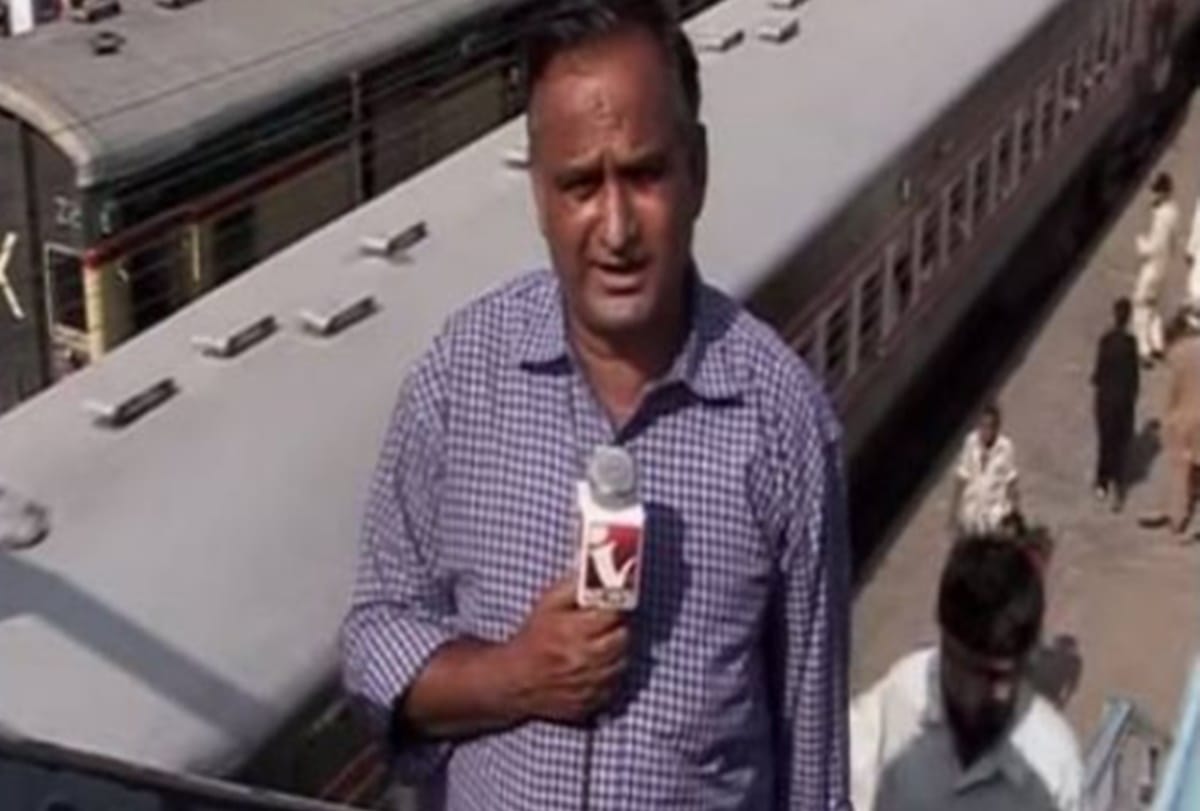Pakistan Reporter Chand Nawab forgot his lines during reporting and its video is going viral