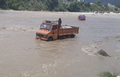monsoon 2018 debris enter in many shops and many Highway closed