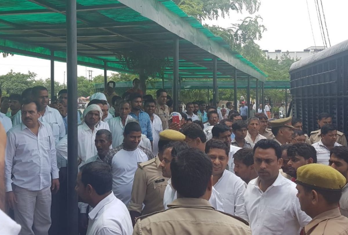 police send 23 man jail for protesting against dumping ground in noida