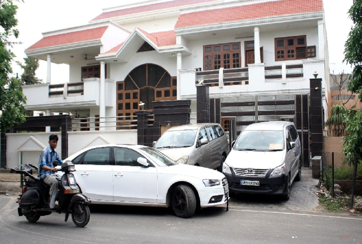 Income tax department seizes 30 crore tax evasion, raid on many palaces including BJP leader house
