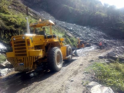 uttarakhand weather update debris on many vehicle in kapkot