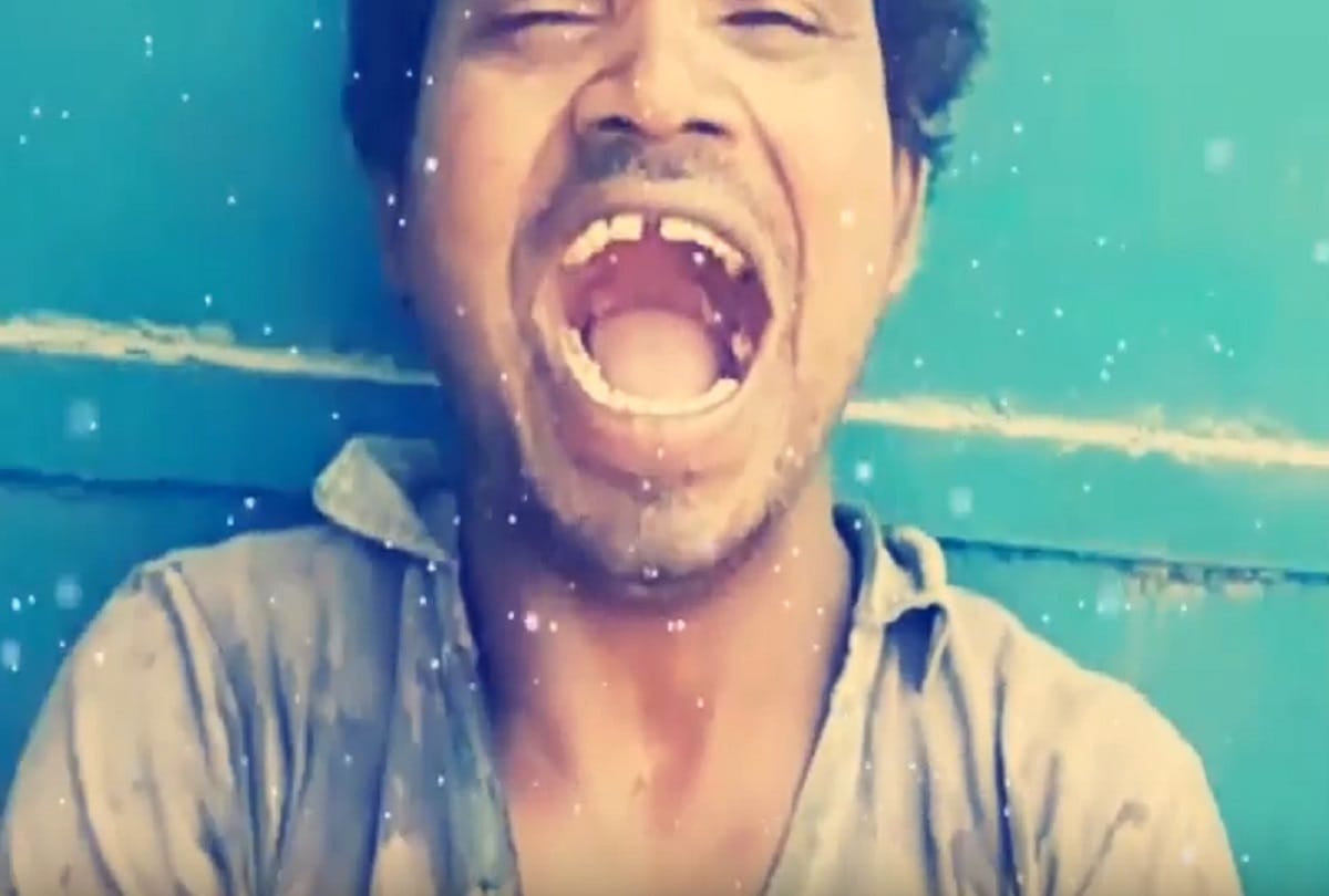 Video Being Viral of a man get water out of their mouth 