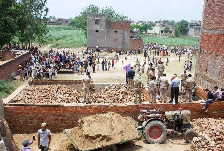 Muzaffarnagar: Daughter buried in house, father arrested, see photos