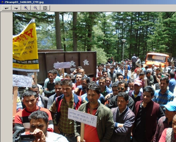 खस्ताहाल सड़क के खिलाफ किया प्रदर्शन