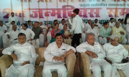 shivpal yadav attacks ramgopal yadav in gesture 