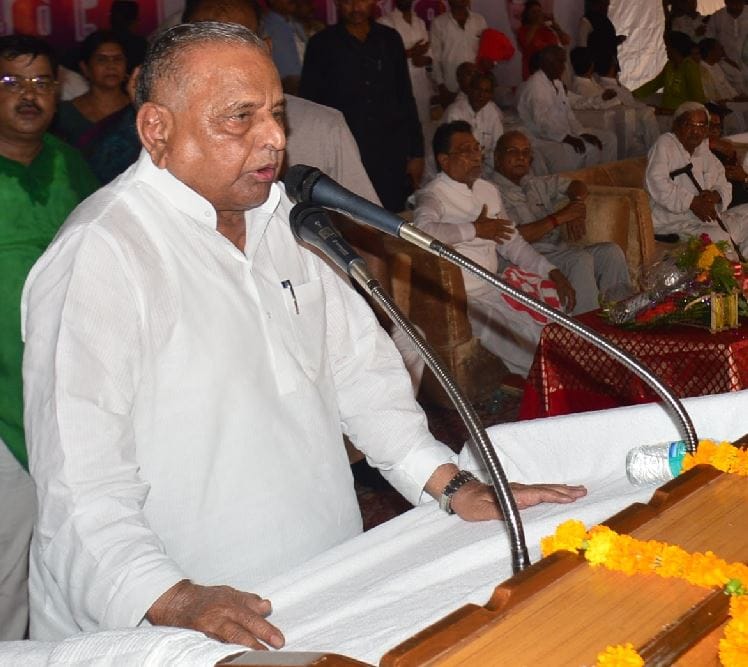 mulayam singh yadav said that SP gave employment to unemployed people