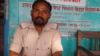Guard Umesh paswan gets yuva sahitya academy award 