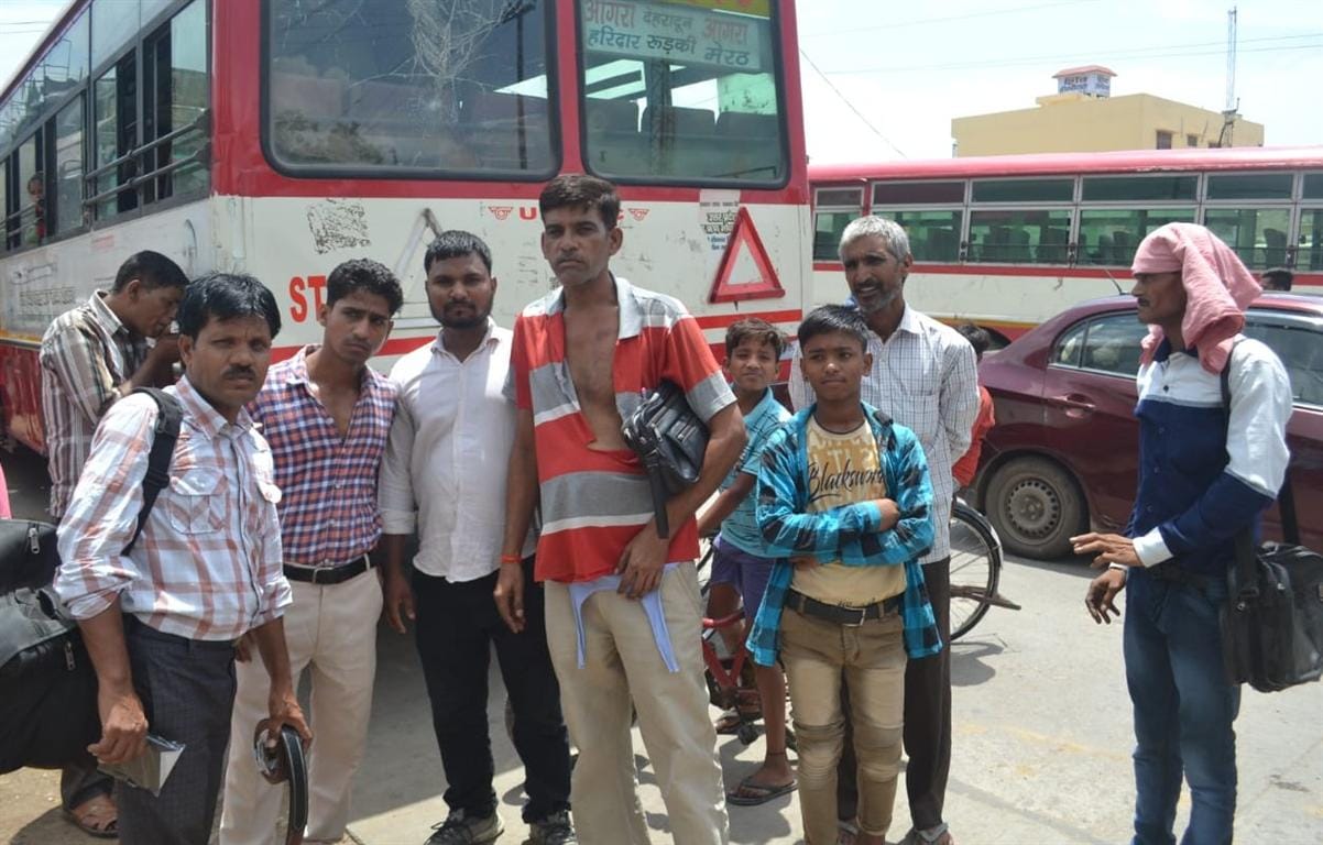 boys beaten bus conductor in Hathras