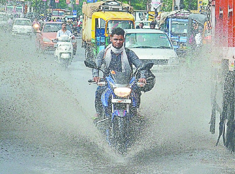 din bhar rahe baadal, raat hui jhamaajham