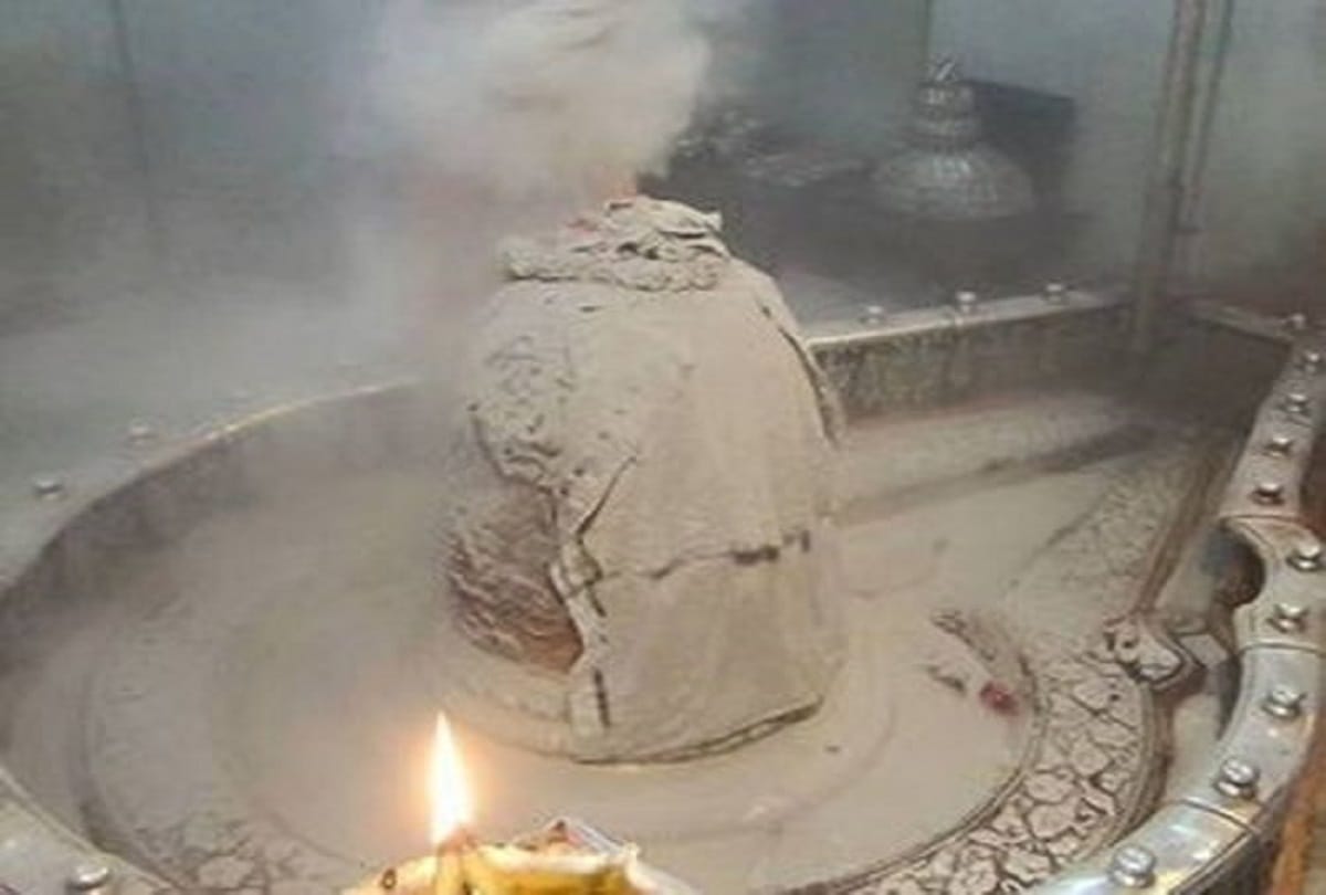ujjain : arbitrators of the Pande-priests, game running on the bhasma-aarti