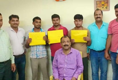 railway arrested a gang who involved in ticket tempring at charbag railway station