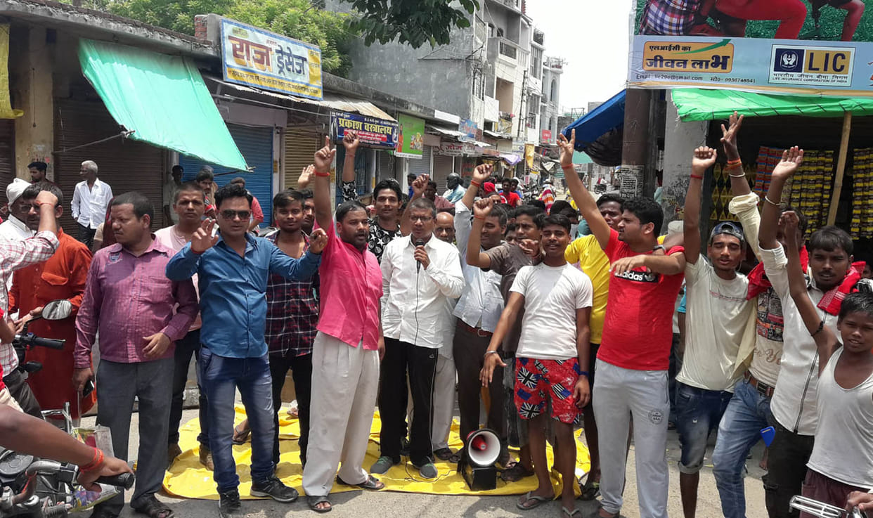 नाराज लोगों ने पावर हाउस घेरा, सड़क जाम की
