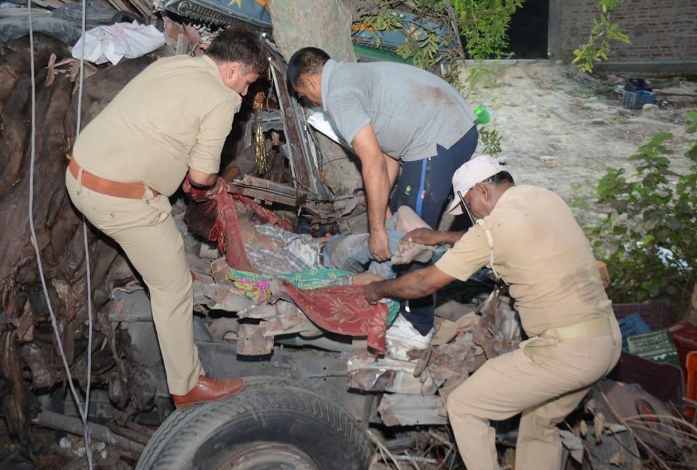 बाइक सवार चाचा-भतीजा को कार ने रौंदा, मौके पर मौत