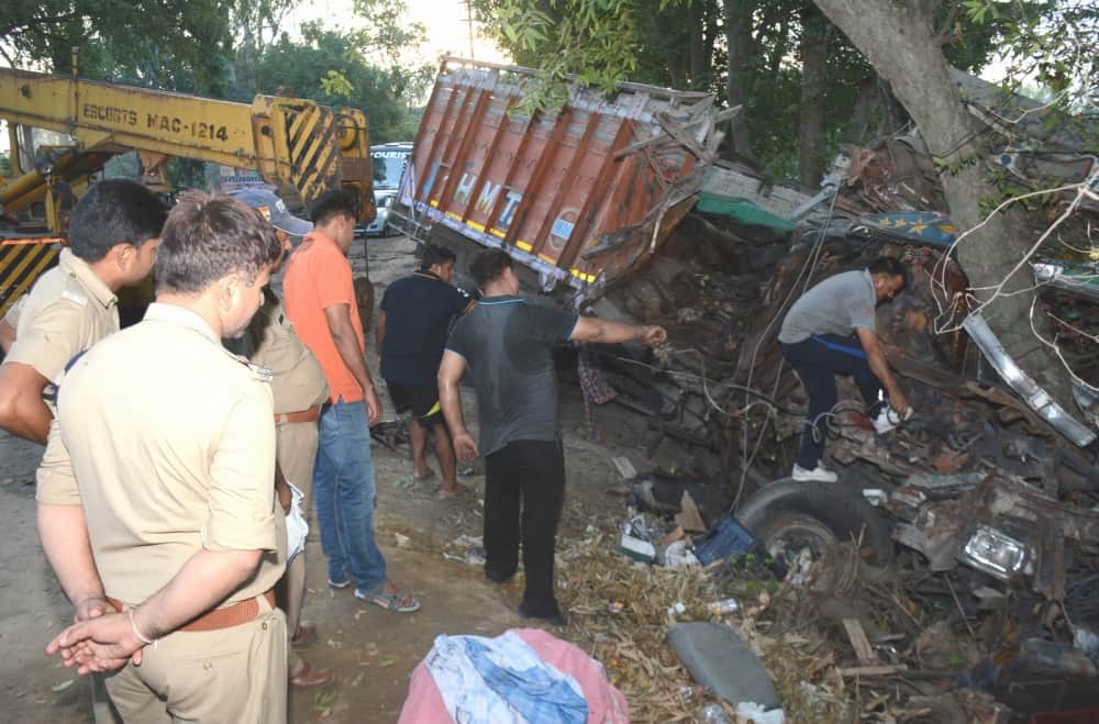 angry public broken more than 50 vehicle after accident