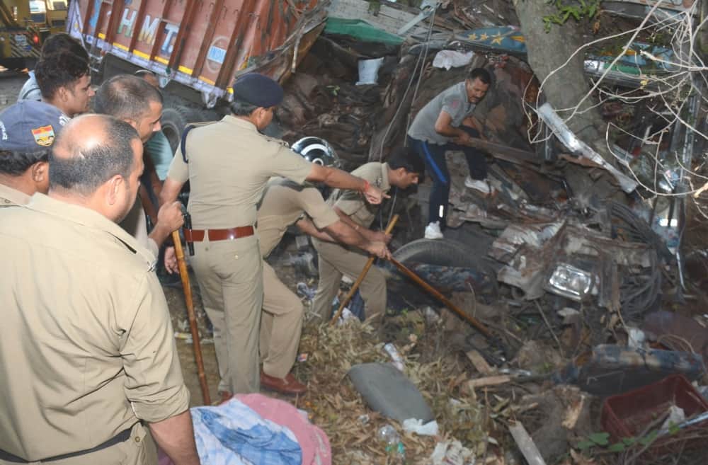 angry public broken more than 50 vehicle after accident
