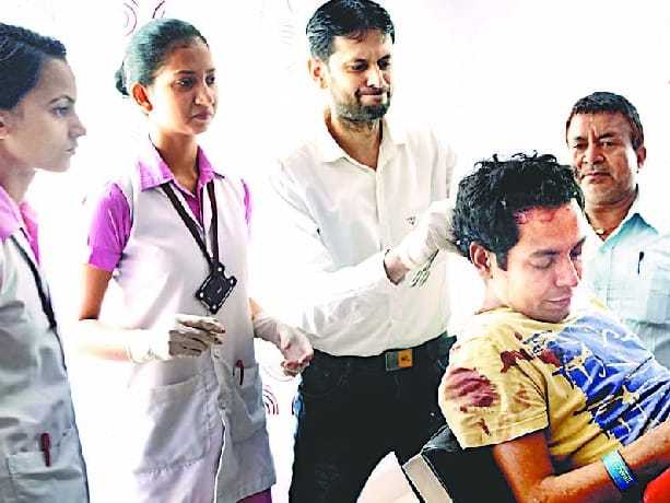 सेल्फी लेने के चक्कर में खाई में गिरे दिल्ली के दो पर्यटक