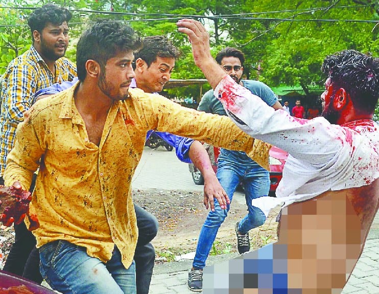 campus me police ke saamne kroorta