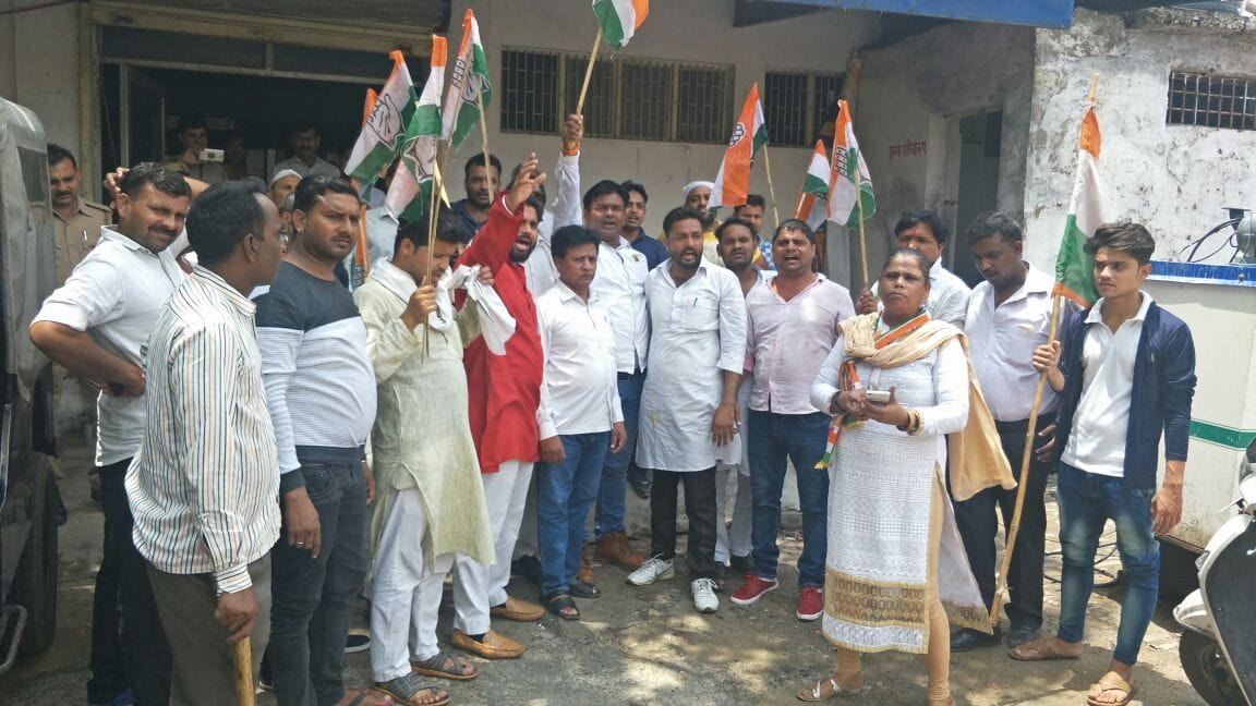 congress workers protest against bjp leader sambit patra in agra