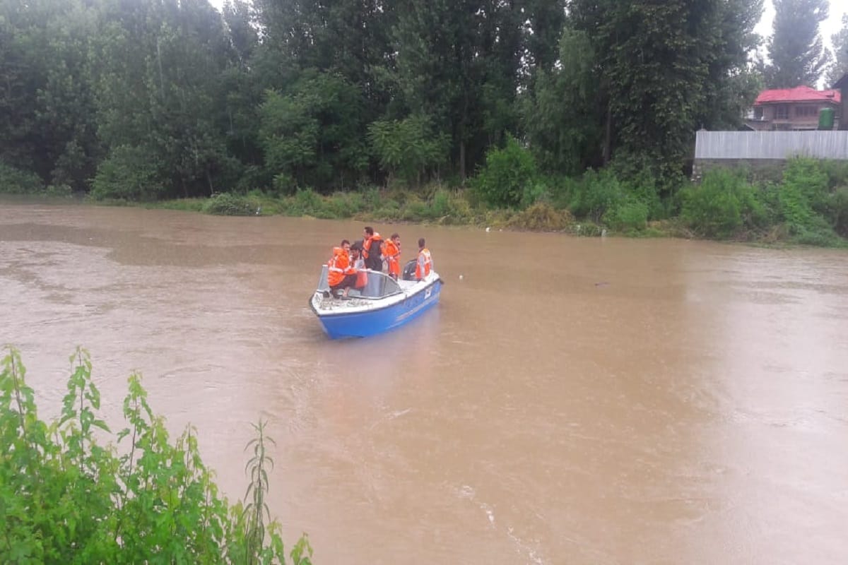 Jammu kashmir governor an emergency meeting over flood like situation