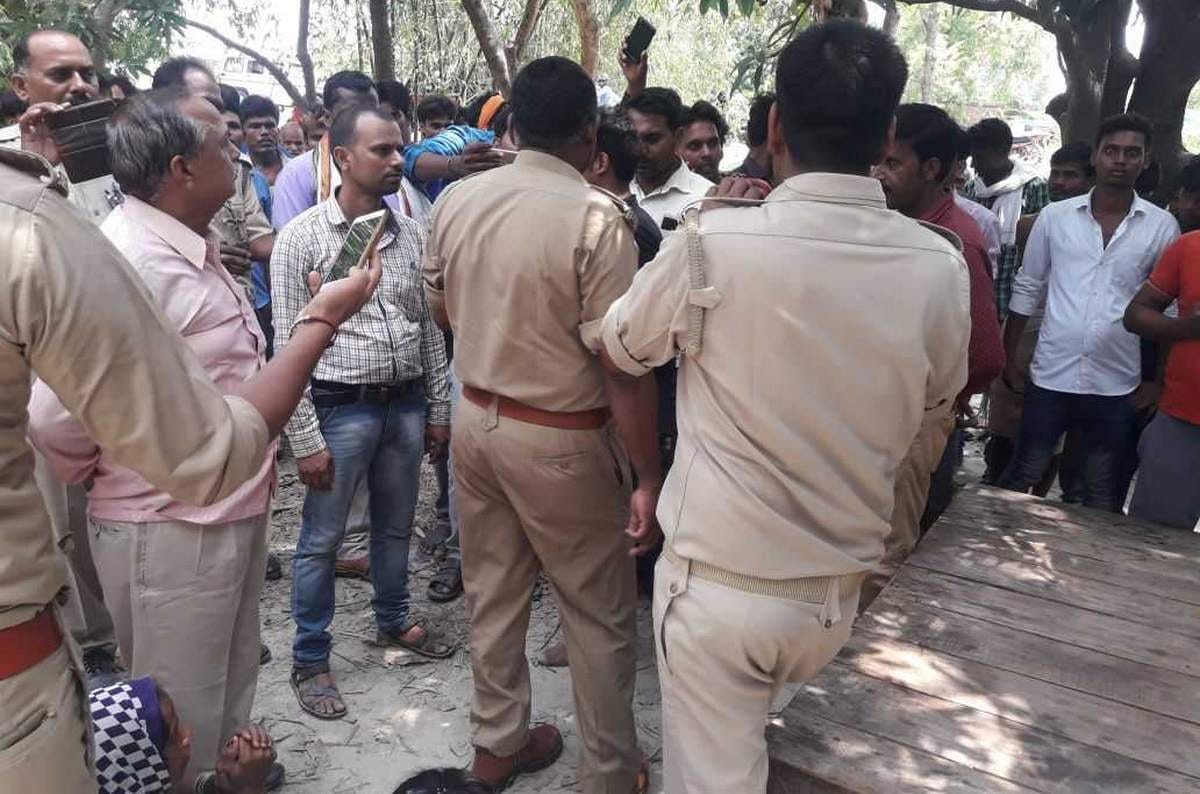 Love couple caught in girl home in jaunpur