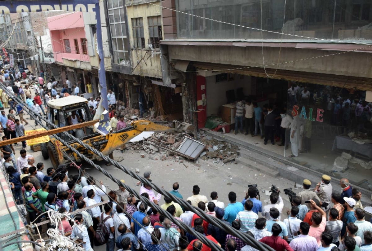 in delhi laxmi nagar for removing encroachment shopkeepers beat junior engineer
