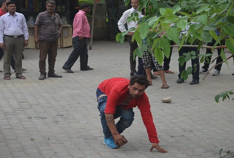 beating to youth in CCSU campus at meerut, see photos