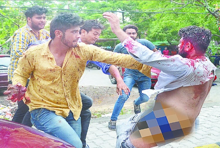 beating to youth in CCSU campus at meerut, see photos