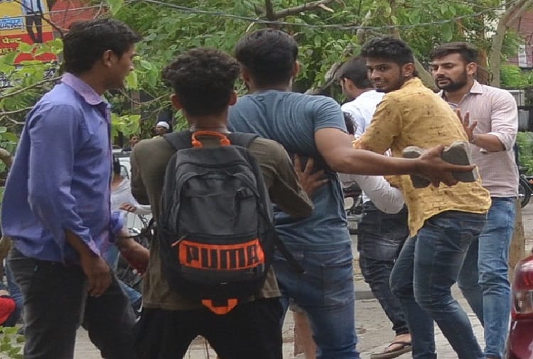 beating to youth in CCSU campus at meerut, see photos