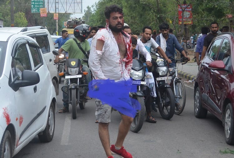 beating to youth in CCSU campus at meerut, see photos