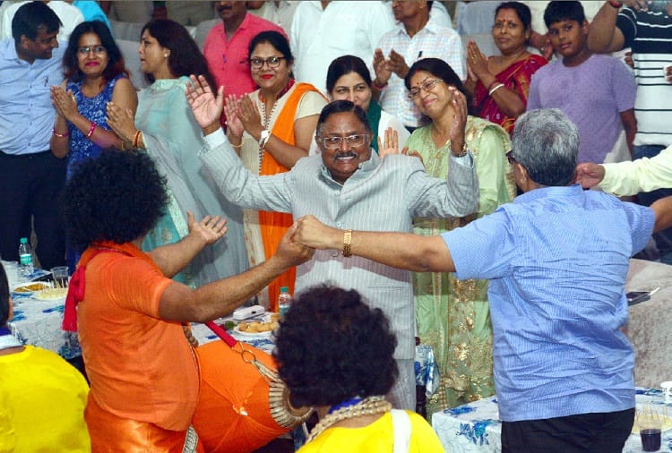 Pics: DM dancing with his wife in Bang evening, Bengali artists presented programs