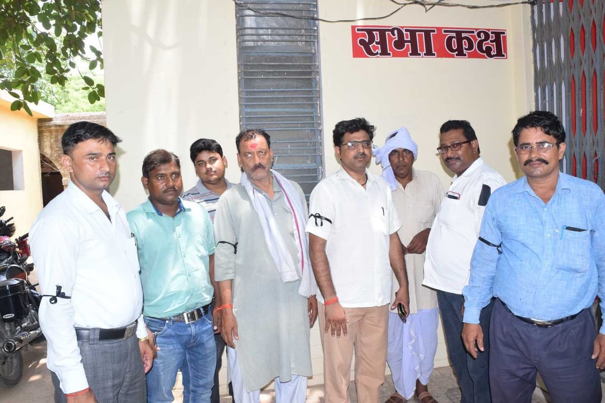 बांह पर काली पट्टी बांधकर विरोध जताते लेखपाल