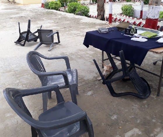 Miscreants fight with police officials at police station